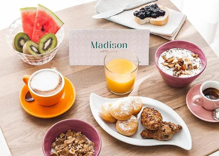 Madison فندق